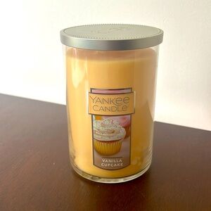 Yankee candle 22oz. - vanilla cupcake